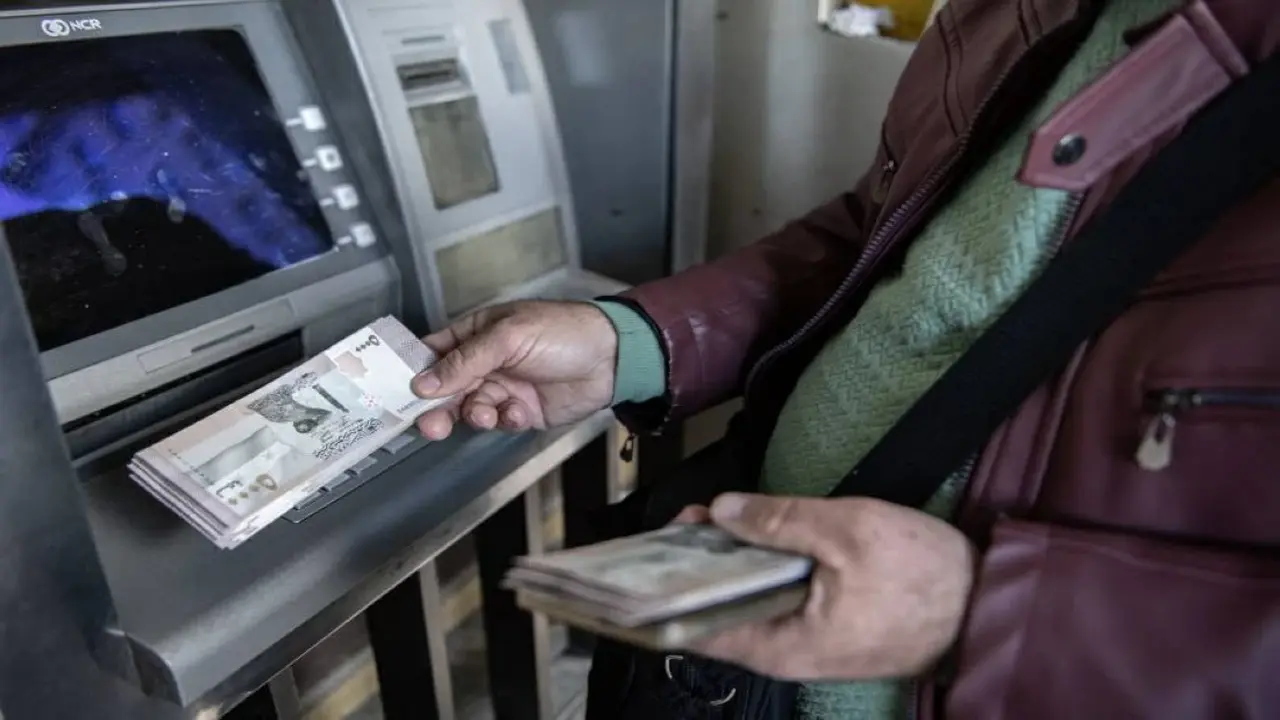 سعر الدولار في سوريا يتجاوز الليرة وسط استمرار الهبوط